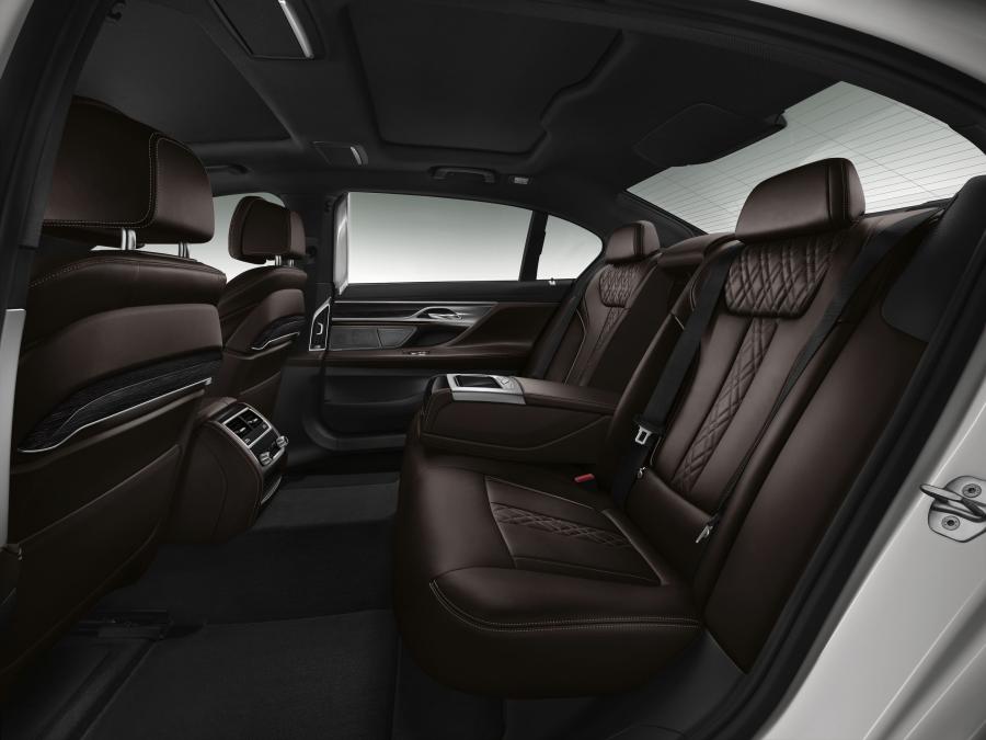  BMW 750Li xDrive M Sport 2015 года  (фото 14 из 22)